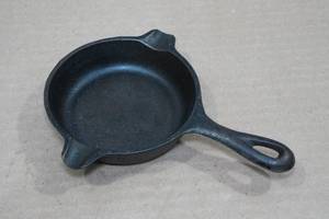 lot 267 image: Antique Wagnerware #1050 Cast Iron Skillet Ashtray