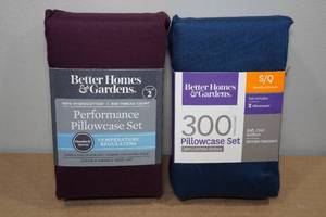 lot 290 image: 2 Sets of 2 StandardQueen Size Pillow Cases