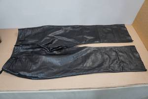 lot 299 image: Wilsons Black Leather Ladies Pants -Size 16