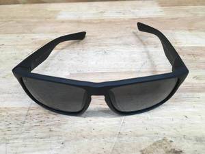 lot 82 image: Lot of 2 - Blenders Eyewear Sunglasses Model # BE6101