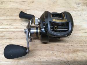 lot 32 image: Bass Pro Shops Johnny Morris Signature Series Baitcast Reel Model # JSG20HA (Retail $199.99)