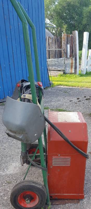 lot 15 image: Lincoln 225 amp welder with cart and more. Working condition.