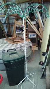 lot 411 image: Rubbermaid Lidded Can and Palm Tree Light.