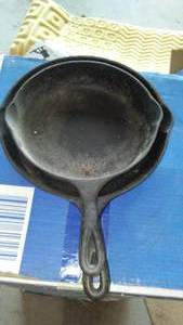 lot 429 image: Wagner Ware Cast Skillet (2)