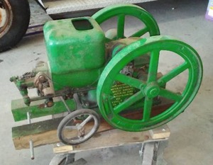 lot 382 image: 1 12 HP Stationary Engine. Excellent