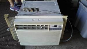 lot 3 image: Signature 2000 Window AC unit, 10,000 BTU.