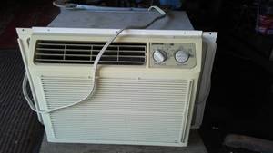 lot 4 image: Signature 2000 Window AC unit, 5,000 BTU.