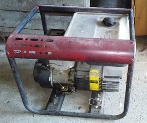 lot 17 image: Homelite generator with Briggs and Stratton Engine.