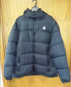 lot 21 image: Reebok Hooded Puffer Jacket - NEW.