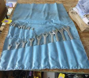 lot 72 image: Apron of craftsman wrenches