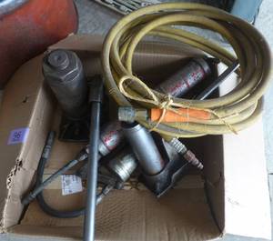 lot 96 image: Hydraulic jacks, grease guns, hose
