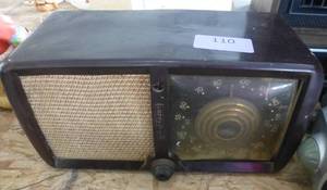 lot 110 image: Vintage Bakelite Zenith ConsolTone radio - works