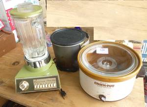 lot 124 image: Crockpot, blender and Fry Daddy