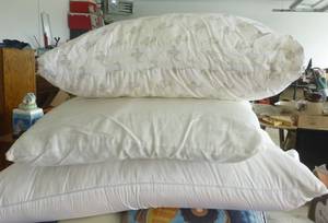 lot 138 image: Group of pillows