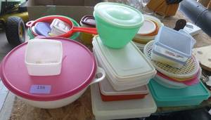 lot 156 image: Large group of tupperware and rubbermaid containers