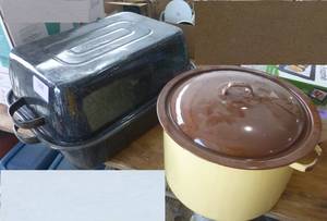 lot 168 image: Enamel ware pot and extra large roaster