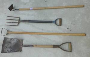 lot 174 image: Garden tools - hoe, potato fork, weeder, shovel