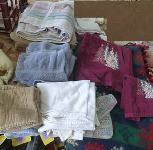 lot 194 image: Group of towels, dish cloths, wash cloths and a blanket