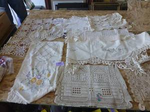 lot 200 image: 2nd lot of vintage doilies, these are a bit larger and also includes a dresser scarf