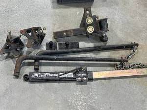 lot 55 image: 5th Wheel Parts