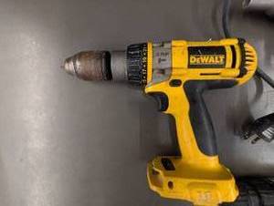 lot 5 image: LA 4 - Lot of 3 Various Power Drills