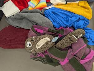 lot 59 image: MS 4 - Lot of Assorted Winter Clothing and Accessories