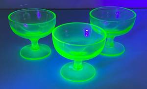 lot 21 image: Vintage Uranium Glass Sherbert Bowls