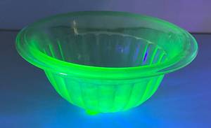 lot 22 image: 1940s-60s Anchor Hocking Green Uranium Glass Rolled Edge Paneled  8 34 Mixing Bowl