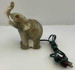 lot 42 image: Vintage Table Top Elephant Lamp 6 12 T x 5 L x 2 12 W
