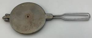 lot 52 image: Vintage Norwegian 5 12 Krumkake Iron