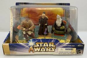 lot 112 image: Vintage STAR WARS Saga Jedi High Council (NIB)