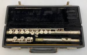 lot 181 image: Vintage F.A. Reynolds MEDALIST Flute With Case