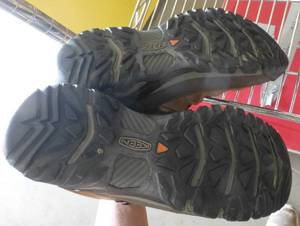 lot 209 image: Mens size 10.5 nice Keen hiking boots