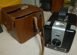 lot 46 image: Vintage Brownie camera with a box of bulbs