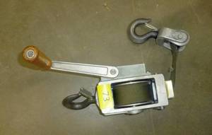 lot 73 image: small hoist - dont know the weight capacity