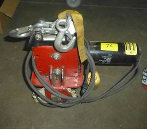 lot 74 image: electric trolley hoist 1500 lb capacity