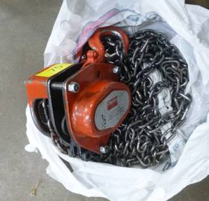 lot 75 image: Dayton 1,000 lb chain hoist
