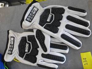 lot 134 image: 3 pair of large gloves