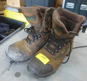 lot 138 image: Mens boots size 10.5 wide