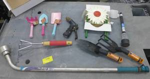 lot 159 image: Group of gardening items