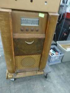 lot 197 image: Vintage Crosley radio and record player