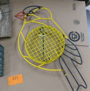 lot 204 image: Group of bird feeders