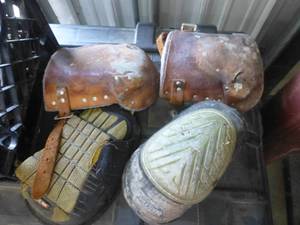 lot 53 image: 3 sets of knee pads