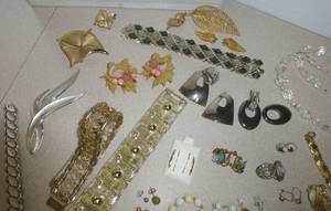 lot 214 image: Lot of vintage costume jewelry with jewelry box