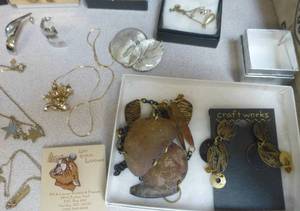 lot 215 image: Lot of vintage costume jewelry