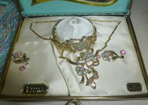 lot 216 image: Vintage Jewelry lot