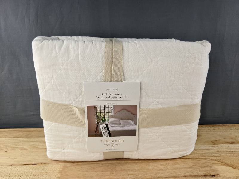 lot 30G image: New Threshold White Cotton Linen Diamond Stitch Quilt FullQueen O