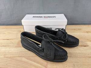 lot 68K image: New Minnetonka Moosehide Classic Moccasin Womens Size 7 Black N