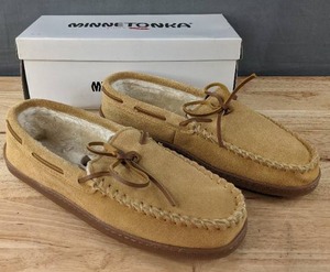lot 300 image: Minnetonka Pile Lined Hard Sole Moccasin Mens Size 10M Tan N
