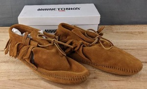 lot 675 image: Minnetonka Classic Fringe Softsole Moccasin Womens Size 9 Boot Brown N